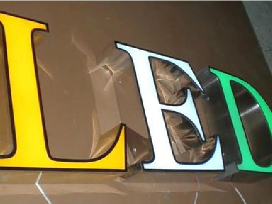 松溪介绍LED招牌的基础知识。